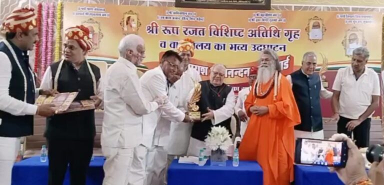 फालना मंच उद्धघोषक ओम आचार्य को राज्यपाल ने किया सम्मानित