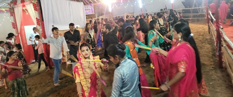 फालना सुभाष रोड पर नवरात्रा में खूब जमा गरबे का रंग, लोगों ने लिया उत्साह और उमंग के साथ कर रहे हे डांडिया