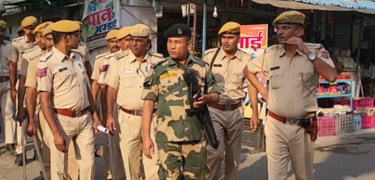 आचार संहिता लगते ही पुलिस व बीएसएफ के जवानो ने फालना में निकाला फ्लैग मार्च, लोगों को शांति पूर्ण मतदान का दिया संदेश