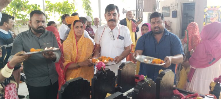 फालना शनि देव मंदिर में नवग्रह देवों की मूर्तियां प्राण-प्रतिष्ठा व पूजा अर्चना कर स्थापित की गई