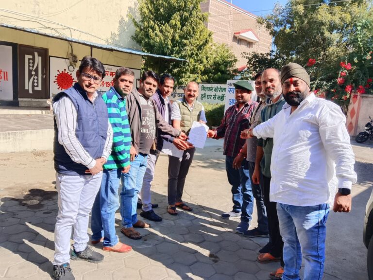 फालना झटपटिया बालाजी सेवा समिति ने पालिका ईओ को सौपा ज्ञापन , मंदिर की साज सजावट से कराया अवगत