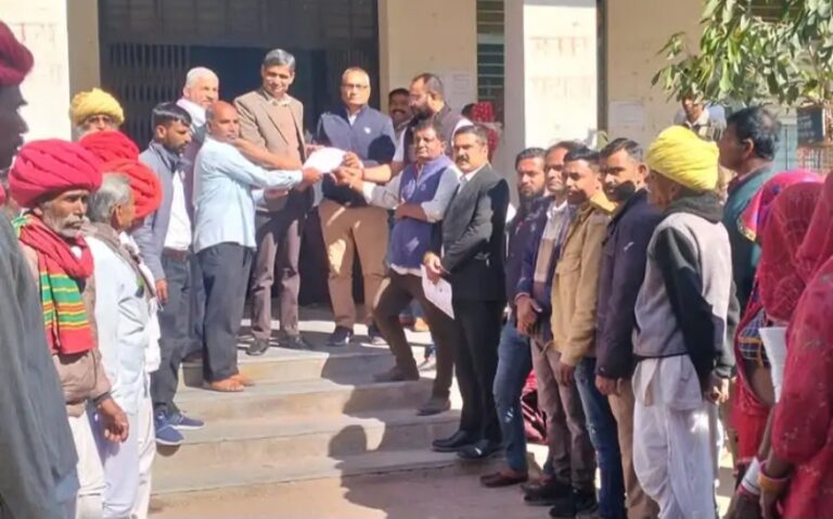 श्रीसेला में गोचर भूमि से अतिक्रमण हटाने की मांग को लेकर एसडीएम को सौंपा  ज्ञापन ,ग्रामीणों ने उपखंड कार्यालय पर किया प्रदर्शन