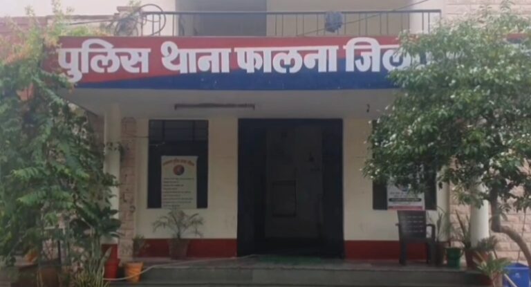 पुरानी रंजिश के चलते – फर्जी फेसबुक आईडी से महिला और बेटी को किया परेशान, पीड़िता बोली- बेकरी मालिक और उसके भाई ने रची साजिश, आईटी एक्ट में केस दर्ज